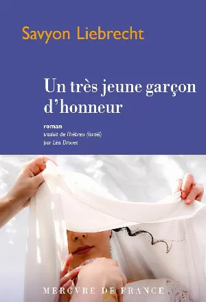 Un très jeune garçon d'honneur