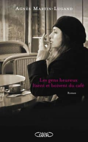 Les gens heureux lisent et boivent du cafe
