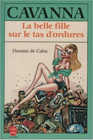La belle fille sur le tas d’ordures