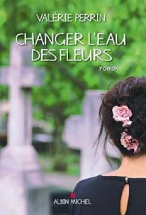 Changer l’eau des fleurs